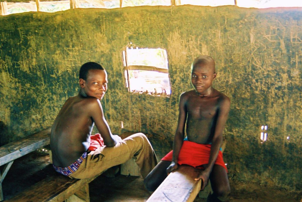 Dos niños esperan la decisión de su familia para ser traficados en Benin