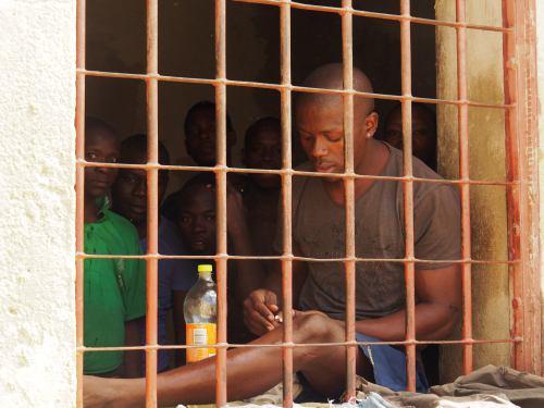 Dos presos carcel de Mozambique