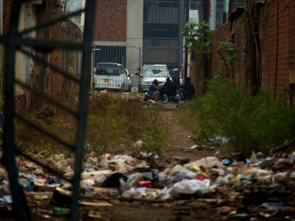 Varios niños de la calle viviendo en un callejón de Harare (Zimbabue)