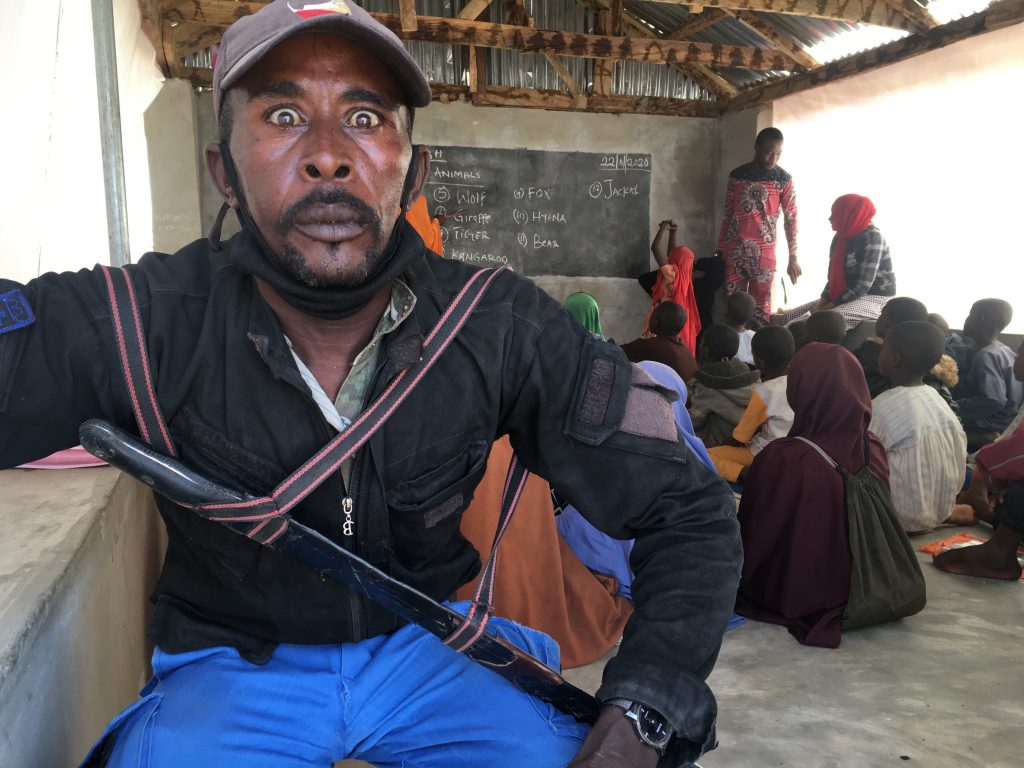 Vigilante de los niños en la escuela de un campo de refugiados en Maiduguri