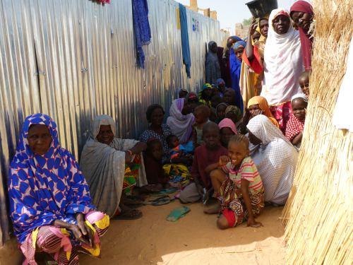 Diez años de guerra contra el yihadismo Reportaje publicado en el DIARIO DE PONTEVEDRA, sábado, 18 de abril de 2020 Texto: Xaquín López Fotografía: Sonsoles Meana Maiduguri es una ciudad del Sahel, en la esquina noreste de Nigeria. Limita al norte con el lago Chad y más allá, el desierto. Al sur hay un bosque tupido, Sambisa. Es el bastión de Boko Haram, una de las bandas yihadistas más sanguinarias de África. El ejército nigeriano defiende la trinchera que rodea la ciudad, pero los bokos tienen una obsesión y o dejan de atacarla cada noche El sol del mediodía no tiene compasión con el patio de urgencias del hospital estatal de Maiduguri. Los familiares de los internos se tumban en esterillas en una esquina a la sombra; hay puestos de comida callejera y chicos con bandejas sobre la cabeza ofrecen con desgana su mercancía. La rutina contagia incluso a los enfermeros de guardia. Pero los habituales saben que la partida de ajedrez puede dar la vuelta en cualquier momento. Ocurrió el pasado lunes, 10 de febrero. El estruendo de los motores y el tornado de las palas de los helicópteros sentenciaban el enésimo ataque de Boko Haram en Ram. Las dos naves levantaban una espesa polvareda y en cuestión de minutos, los camilleros evacuaron a diez heridos por la puerta de urgencias. “Entre enero y febrero de este año, hemos tenido cuatro intervenciones masivas, un total de cuarenta heridos” comenta resignado Ja’ad Kaparto, director del hospital estatal de Maiduguri, gestionado por Cruz Roja. El ruido de las camillas rodando por los pasillos es chirriante. Las líneas rojas, verdes y amarillas pintadas en el suelo dirigen a los heridos a los boxes en función de su estado. Pero los sanitarios saben que si los helicópteros vienen de Ram hay trabajo a destajo. En los últimos meses, Boko Haram se ha cebado con esa provincia del norte del estado de Borno, en la frontera de Nigeria con Camerún. “La mayoría de los casos que nos llegan son heridos de bala, bombas o personas procedentes de los campamentos de desplazados” recita sin atisbo de duda Mustapha, el enfermero jefe de urgencias. El año 2018 marcó un repunte de los ataques de los grupos yihadistas del noreste de Nigeria y del lago Chad. En 2019, la media de heridos ha alcanzado la cifra récord de 2.230. “Es lamentable comprobar que la tercera parte son mujeres y niños. Ellos no deberían ser las víctimas de este conflicto” recita Ja’ad. Uno de los heridos de esa estadística es Alí Musa, un chico de 14 años procedente de la ciudad de Mongono, la capital del norte de Borno. Nos cruzamos con él en un pasillo. Camina con muletas. “Ya está casi recuperado pero le hemos operado varias veces la pierna izquierda. La buena noticia es que ya está empezando a caminar por si mismo” cuenta Ja’ad. 2018 marcó un repunte de los ataques de lo grupos yihadistas del noreste de Nigeria y el lago Chad En 2019, la media de heridos alcanza la cifra récord de 2.230, la tercera parte niños y mujeres Maiduguri es la capital del estado nigeriano de Borno y la principal ciudad de toda la región noreste del país. Tiene más de dos millones de habitantes. El rastro de violencia y sangre derramada por el terrorismo yihadista en Nigeria comenzó en julio de 2009, cuando Mohammed Yusuf fue ejecutado por la espalda en una comisaría de Maiduguri. A partir de ese momento se desató una guerra sin frente entre los seguidores del imán salafista, armados y radicalizados, y el ejército nigeriano. El testigo de Yusuf, que predicaba en las mezquitas del barrio de State Locust contra la educación occidental, lo recogió su lugarteniente, Abubakar Shekau. En 2014, los militares consiguieron expulsar a los bokos de la ciudad y éstos se atrincheraron en el tupido bosque cercano de Sambisa, en la frontera entre Nigeria y Camerún y con una extensión similar a la Bélgica. Desde 2016, la actividad del grupo terrorista, que pretende implantar la sharia o ley islámica en la mitad norte de Nigeria, había decaído hasta mediados de 2018. Escalada de violencia “Definitivamente no va a mejor. Desde el punto de vista de la seguridad no hemos mejorado. Estamos sufriendo una escalada de la violencia. Dos trabajadores de Cruz Roja han sido asesinados en los últimos dos años”, relata Marcus Dolxer, desde el búnker que alberga a sede de Cruz Roja en Maiduguri. La universidad de Ibadan, la gran ciudad yoruba del suroeste del país, es la más antigua de Nigeria. Tiene un Instituto para la Paz. Uno de sus profesores, Willie Eselebor, describe un panorama pesimista.“En la actualidad asistimos a una escalada en la actividad terrorista de Boko Haram. Básicamente debido a su división interna. Al principio, cuando Boko Haram era el único enemigo, ejecutaba ataques masivos letales, pero ahora hay varios grupos menores actuando fuera de control. Son muy dañinos porque utilizan estrategias novedosas para secuestrar civiles”