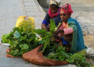 Dos vendedoras de verduras en Adis Abeba (Etiopía)