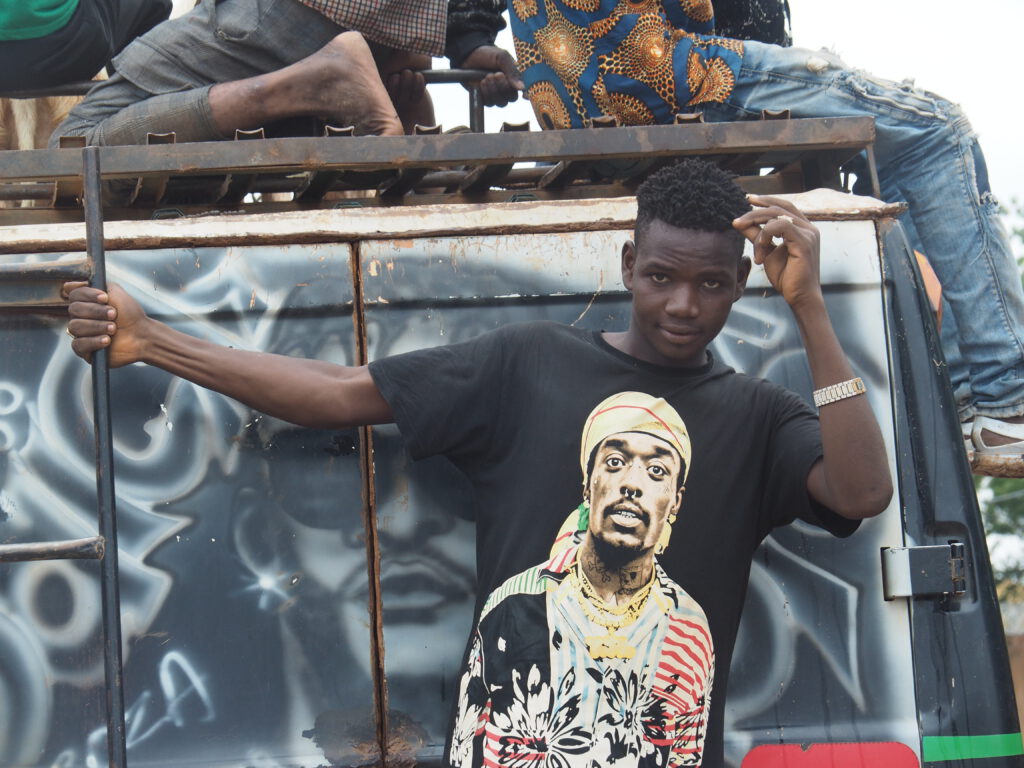 Chico con camiseta en Ouagua (Burkina Faso)