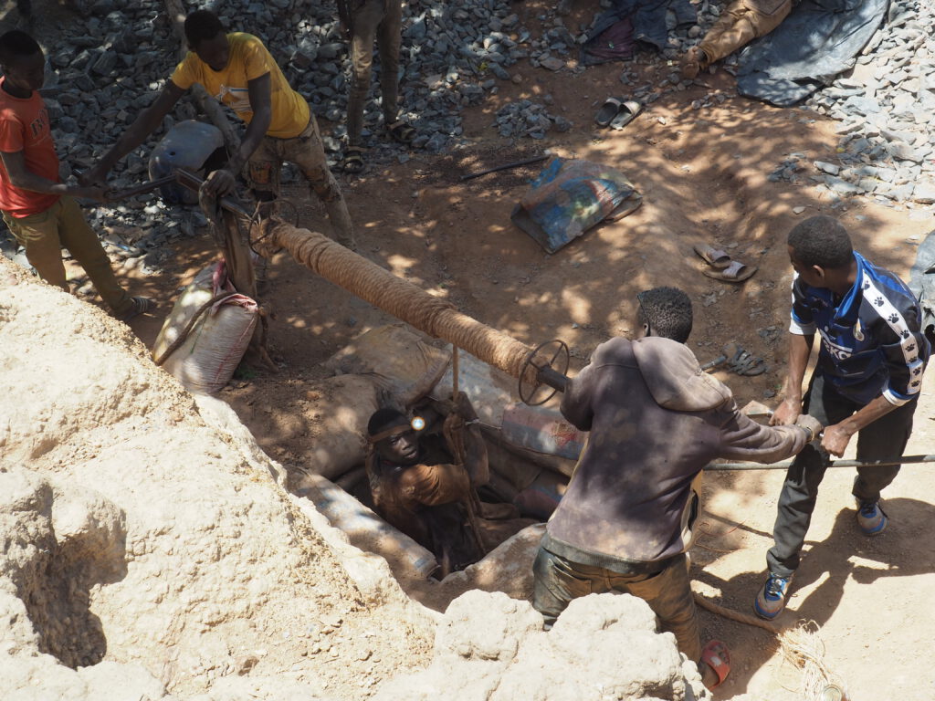 Un minero sale de la mina en una mina de oro artesanal en Burkina