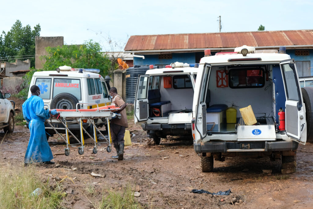 Ambulancias en Kasana Uganda en un centro de aislamiento por Ebola