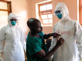 Frenazo al Ébola en Uganda