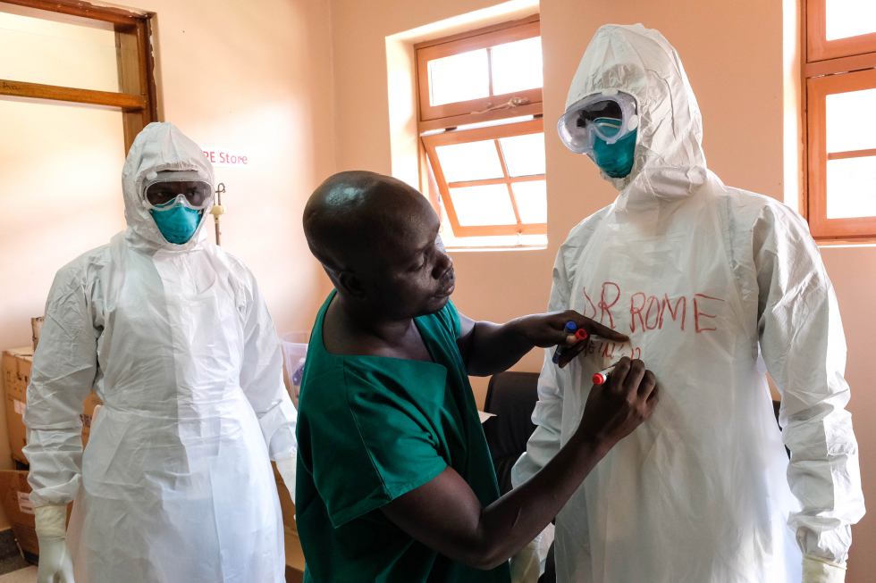 Doctores en Centro de aislamiento Entebee Uganda