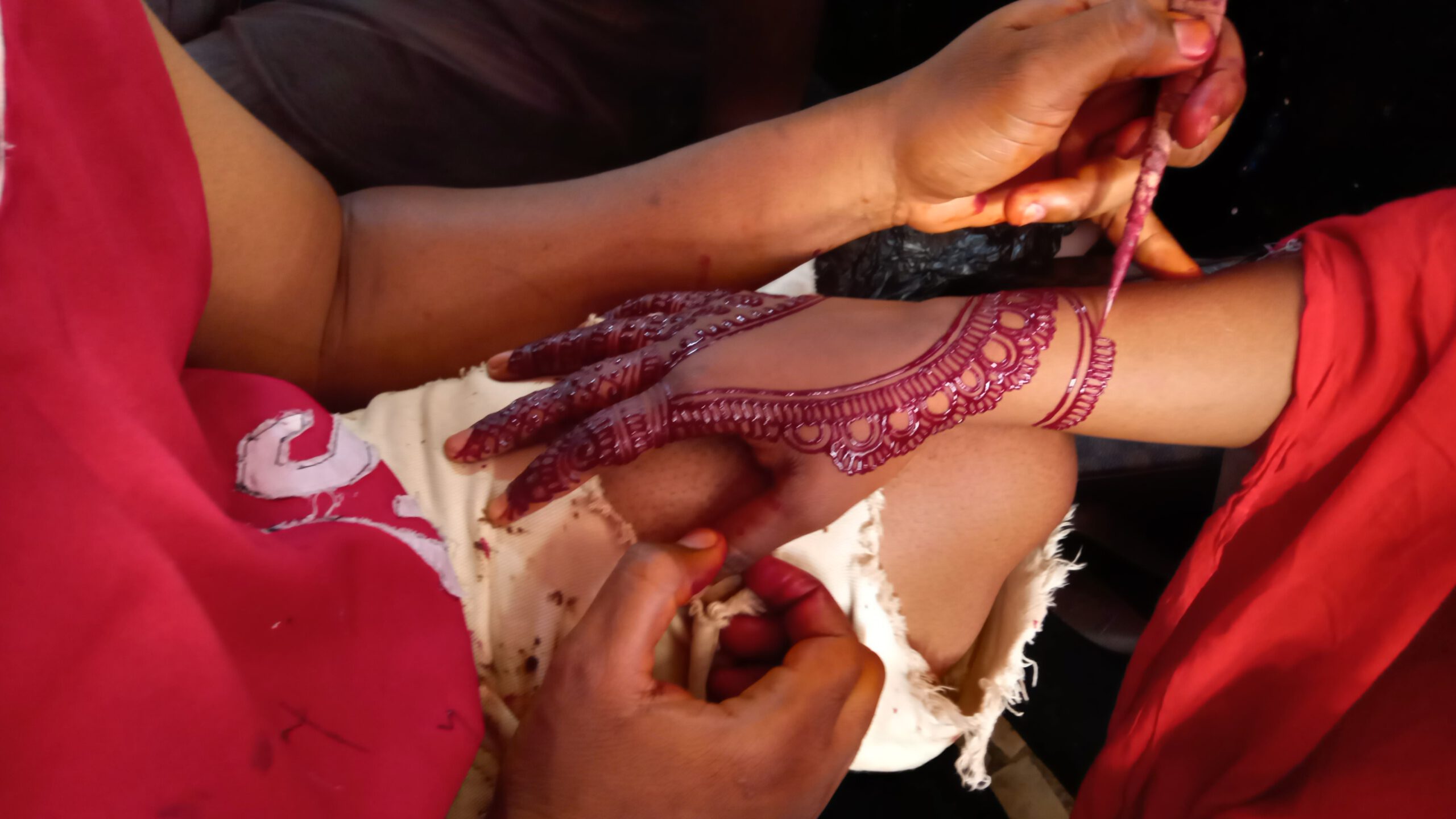 Primer plano manos con Henna